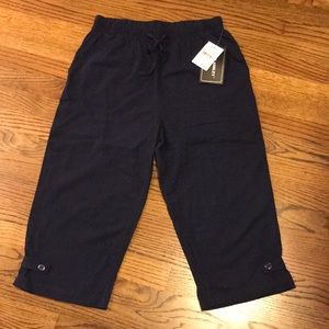 Navy woman’s crop pants